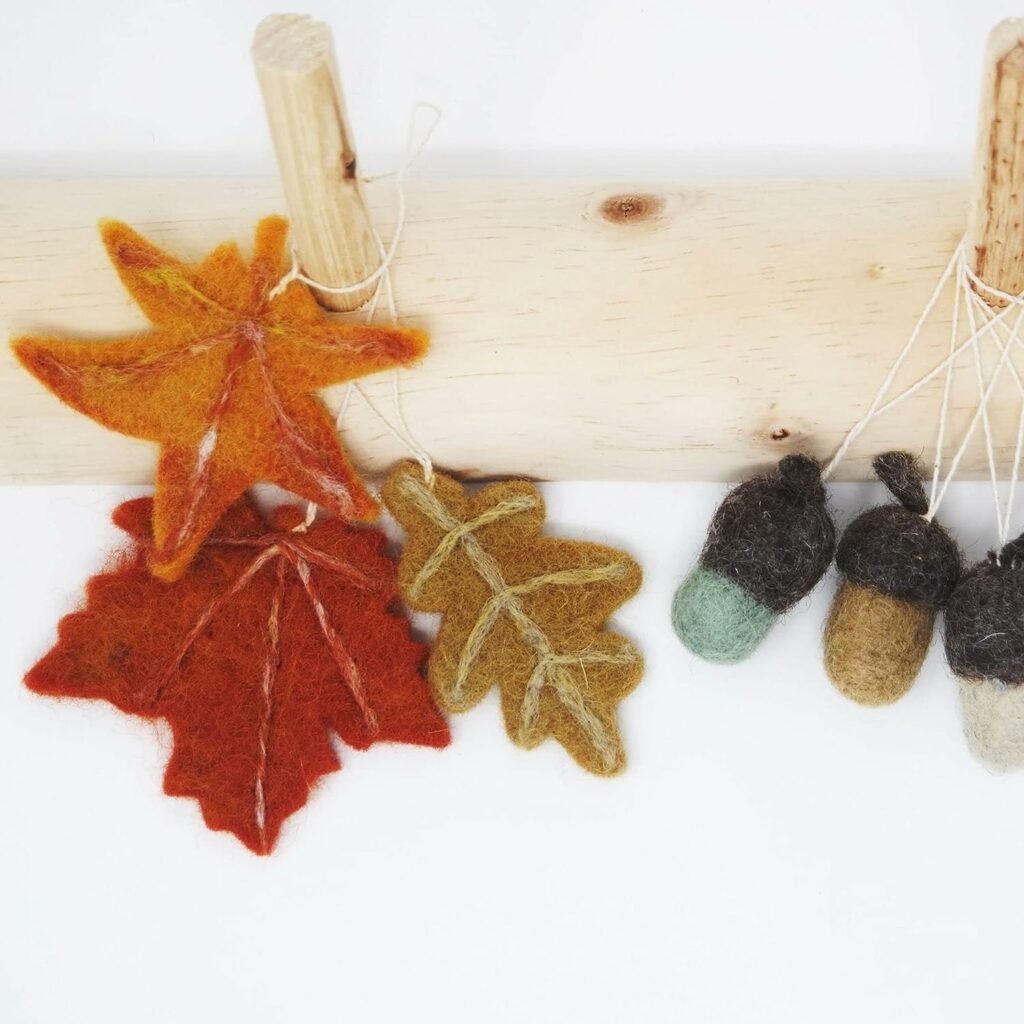 Én Gry Sif Herfstbladeren in Scandi-stijl, van natuurlijk vilt, handgemaakt, fair-trade, herfstdecoratie om op te hangen