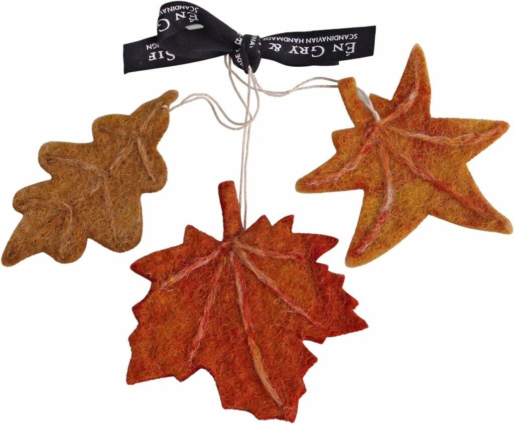 Én Gry Sif Herfstbladeren in Scandi-stijl, van natuurlijk vilt, handgemaakt, fair-trade, herfstdecoratie om op te hangen